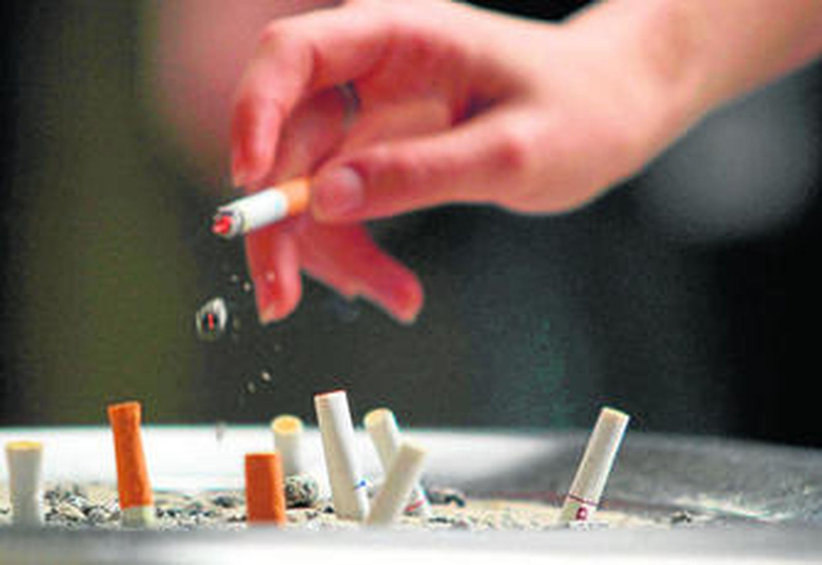 El gesto más habitual de los fumadores, arrojando las cenizas de la combustión.
