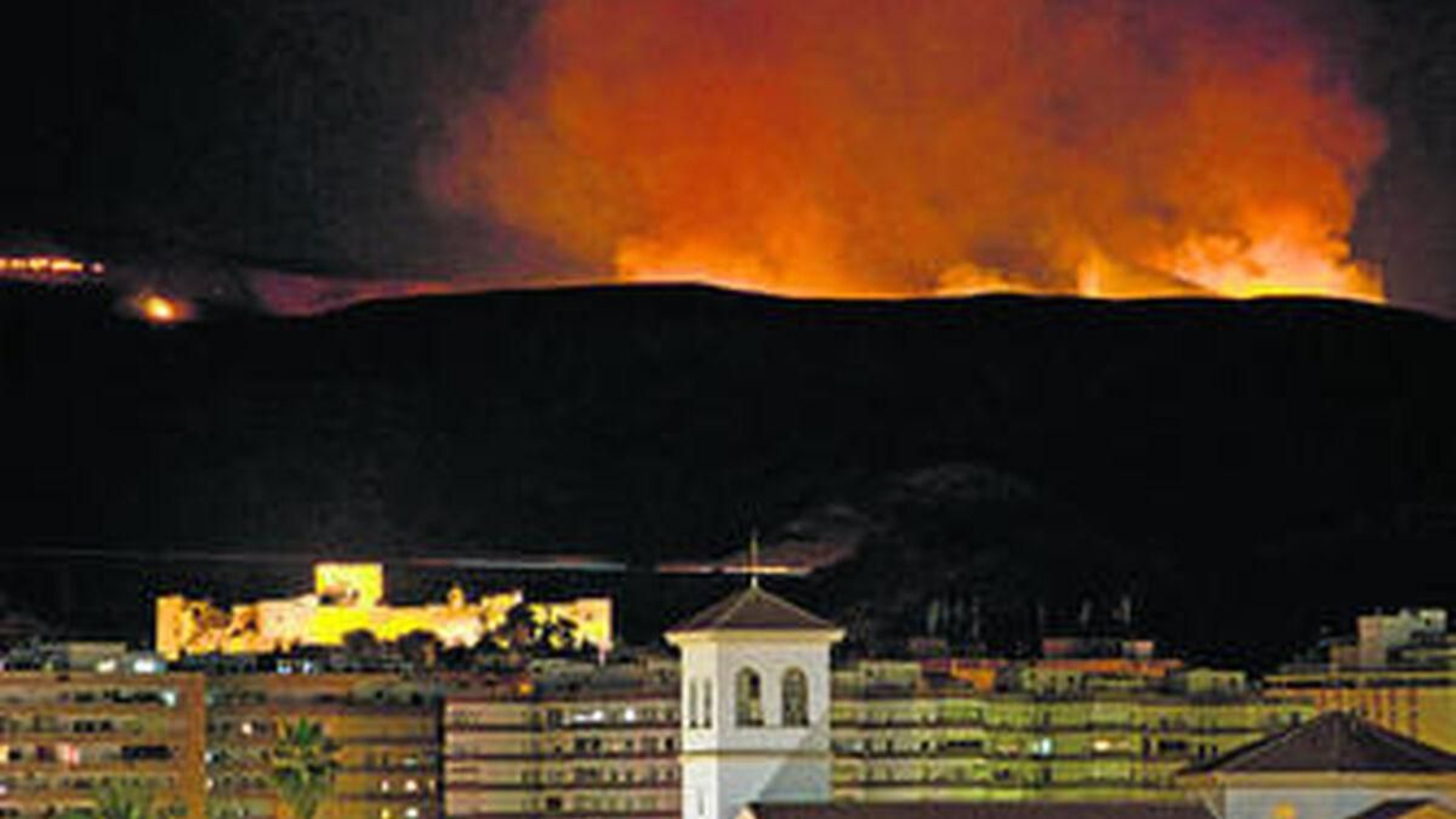 Imagen del incendio desde la capital.