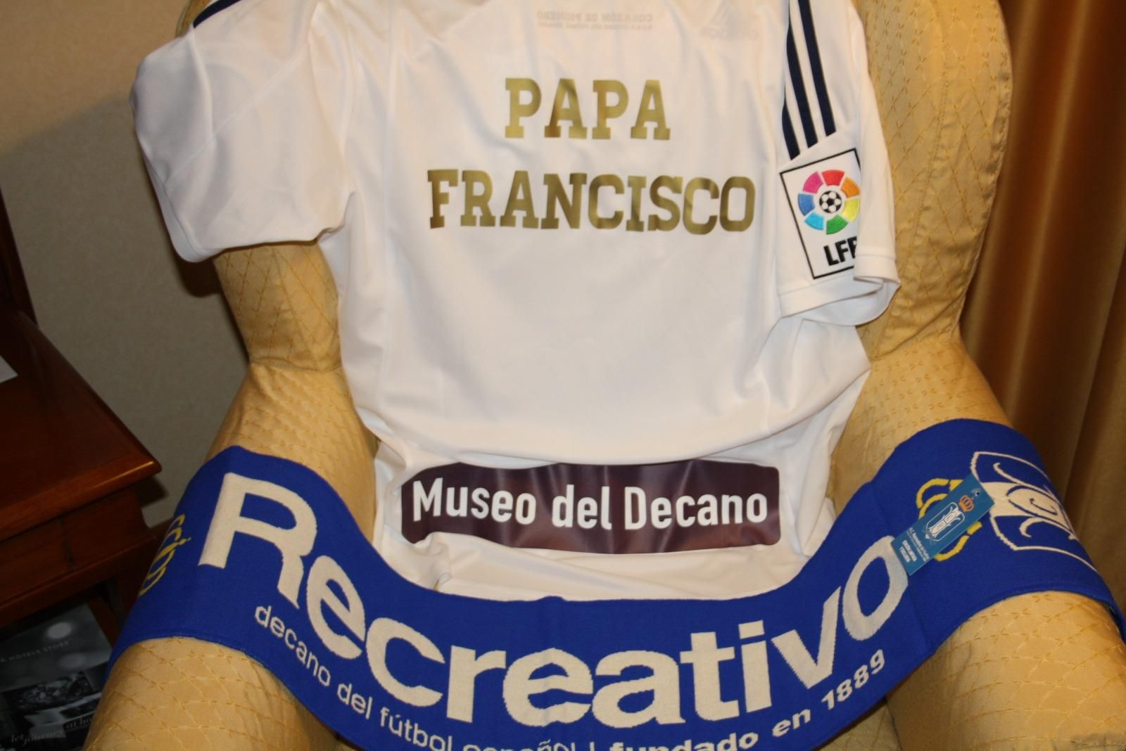 El día que el Papa Francisco recibió a una delegación del Recreativo de Huelva por su 125 aniversario