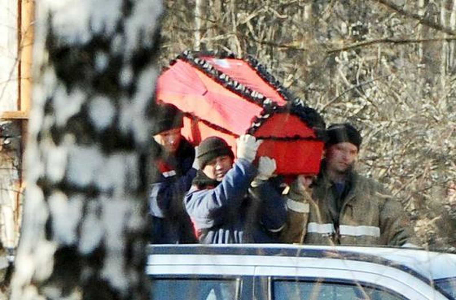 Los equipos de rescate trasladan uno de los cadáveres. / EFE