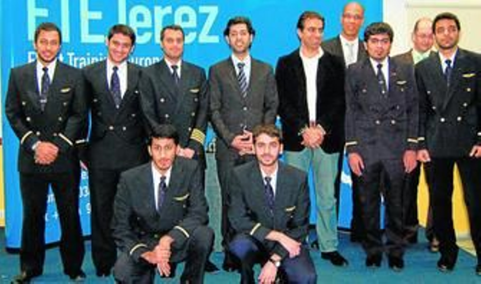 Grupo de cadetes que se han graduado recientemente en las instalaciones de FTEJerez.