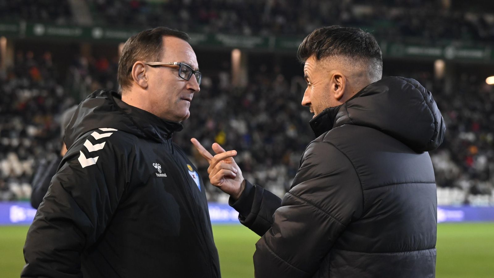 Joseba Etxeberria, técnico del Eibar, charla con Iván Ania antes del partido ante el Córdoba CF.
