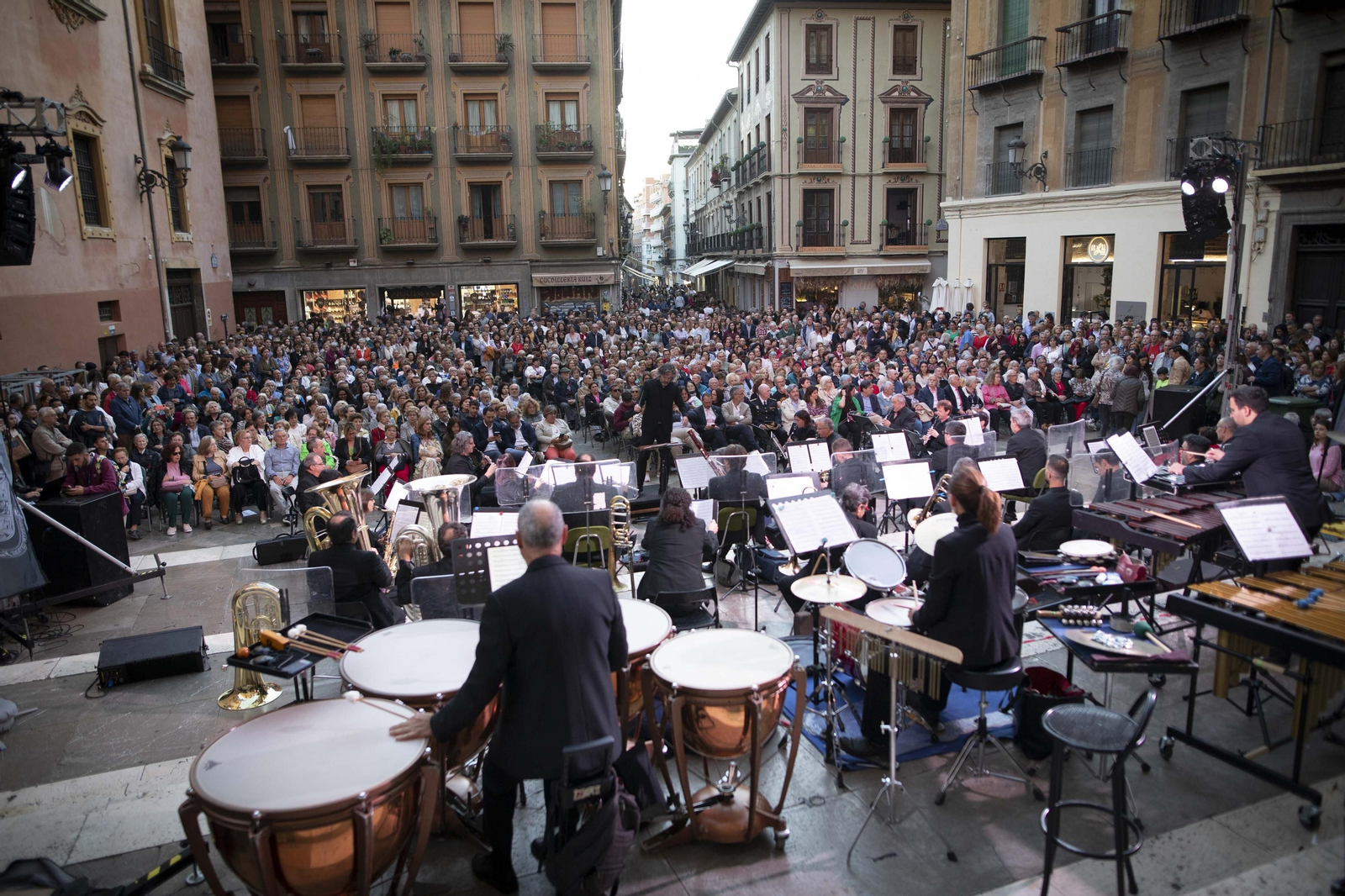 Las mejores fotos de la Noche en Blanco de Granada: del concierto de Xoel López a partidos de baloncesto