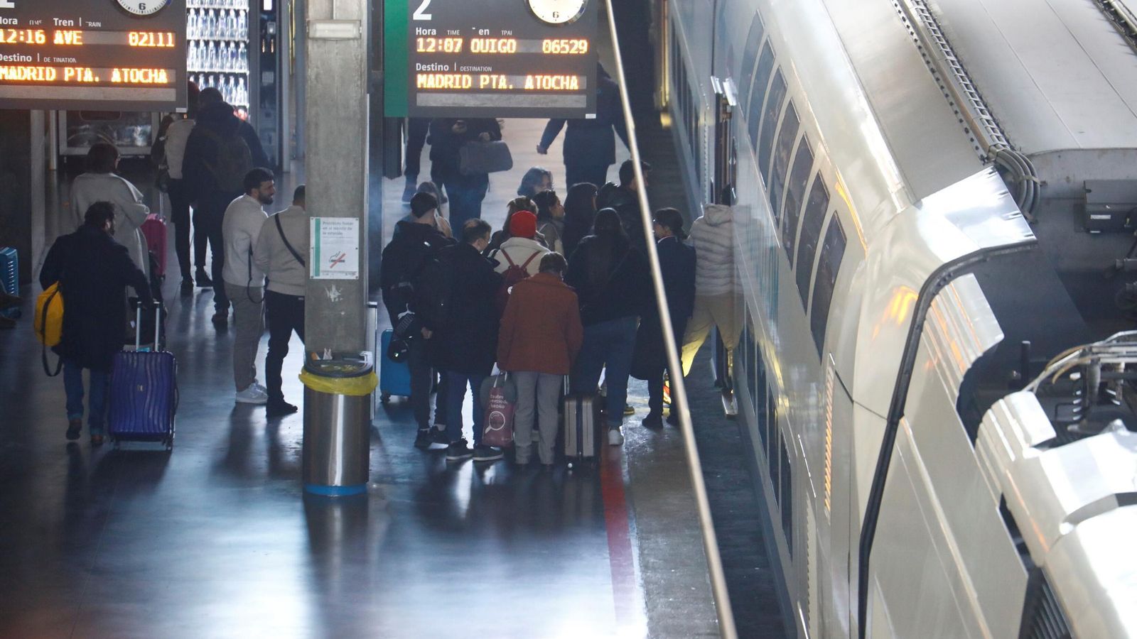 Pasajeros de uno de los trenes de Ouigo