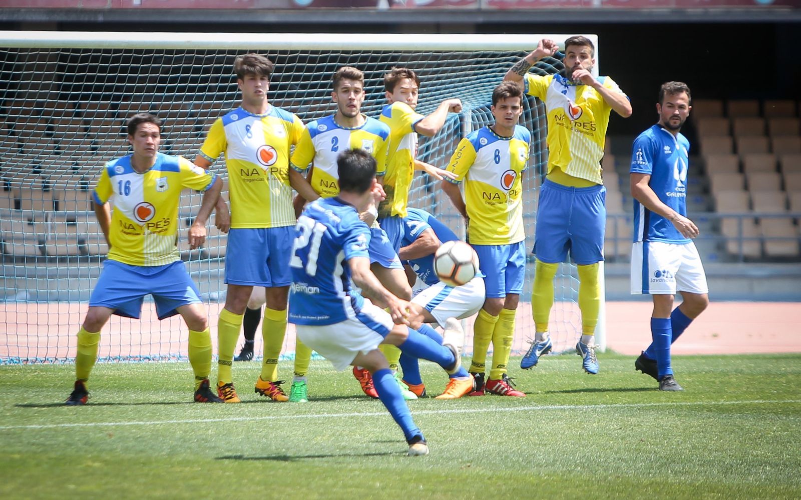 Lanzamiento de falta de Bello que acabaría con el balón marchándose alto.