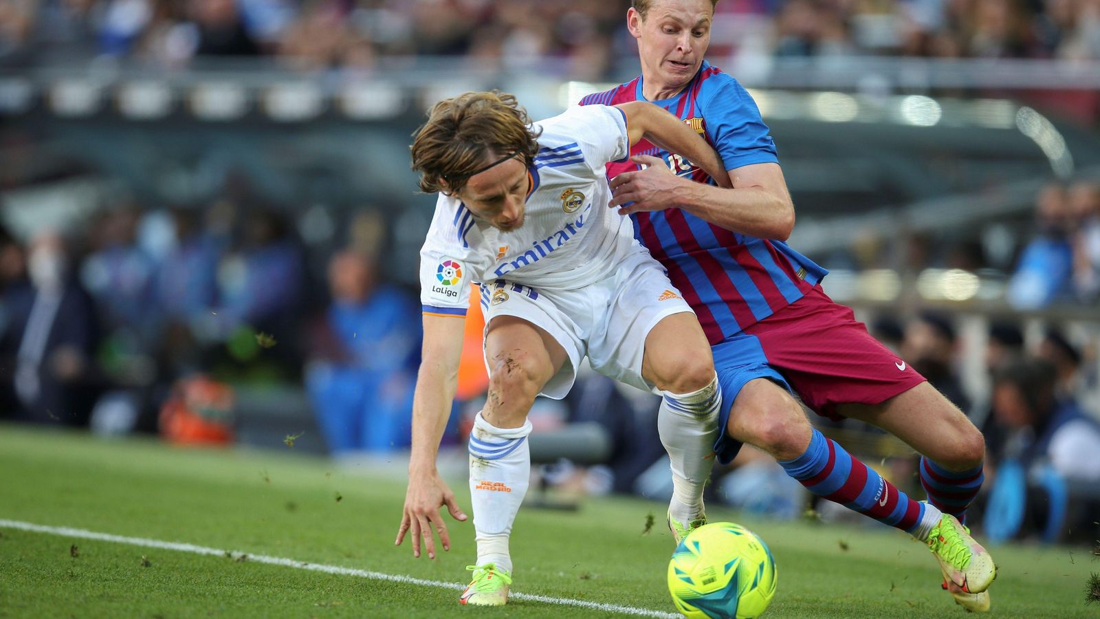 Modric pugna con De Jong.