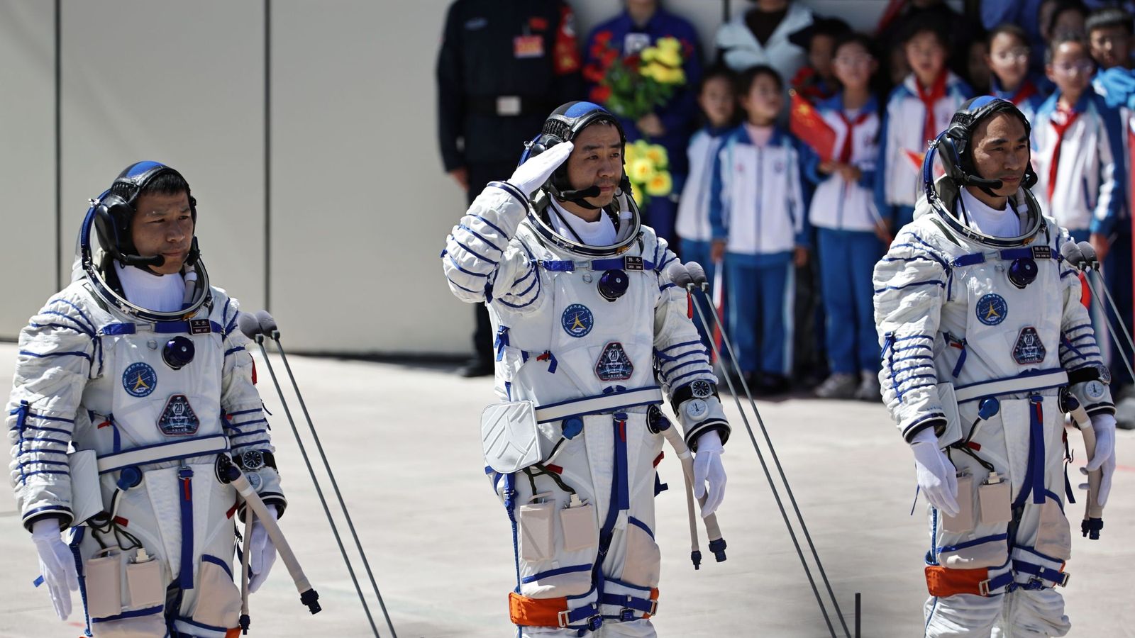 Un grupo de astronautas durante la ceremonia de despedia antes de afrontar una misión espacial.