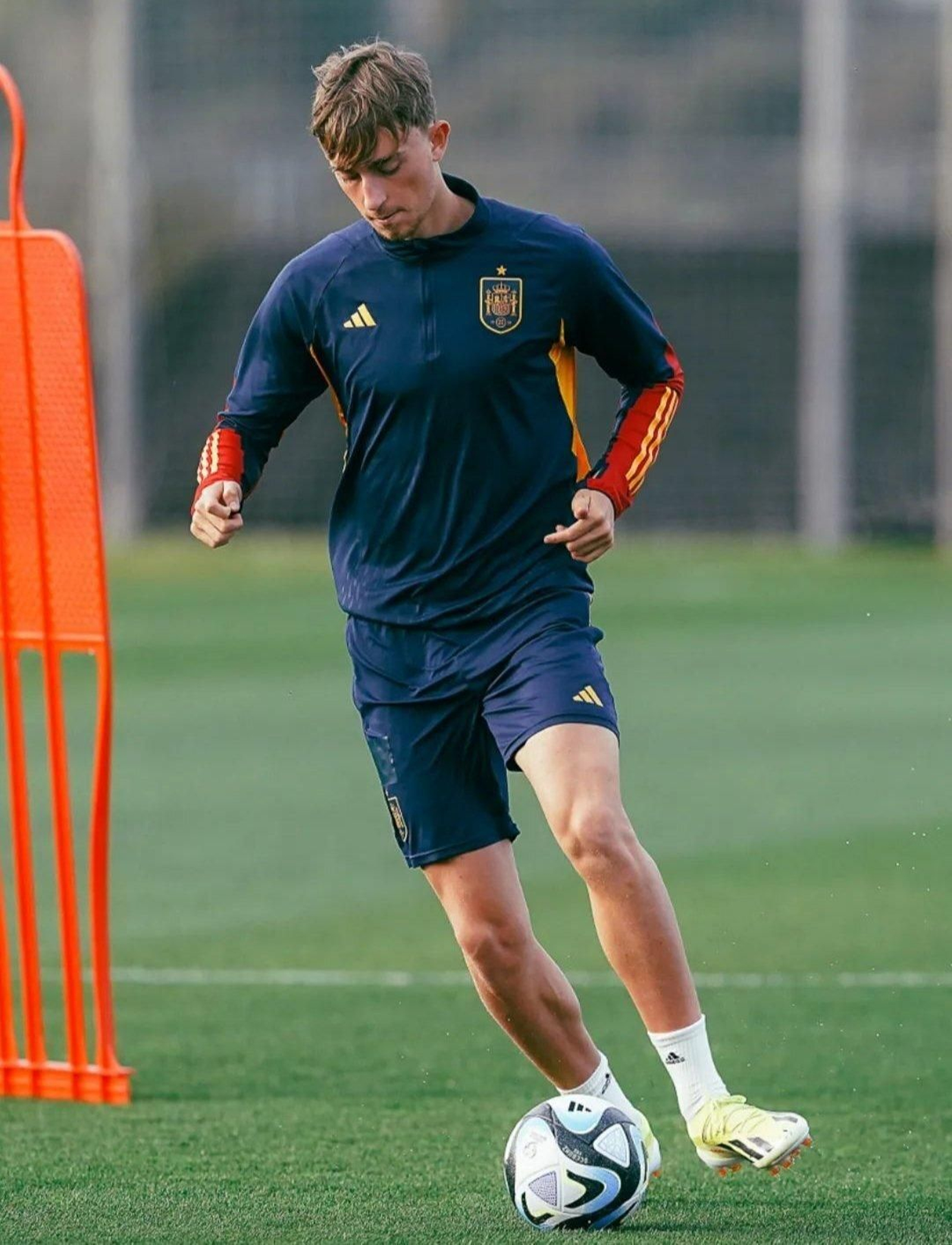 Dean Huijsen ya luce la Rojita