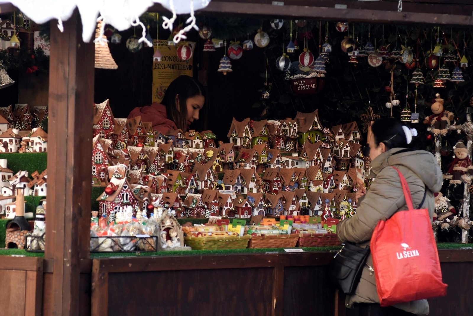 Los cordobeses ultiman las compras antes de Nochebuena, en imágenes
