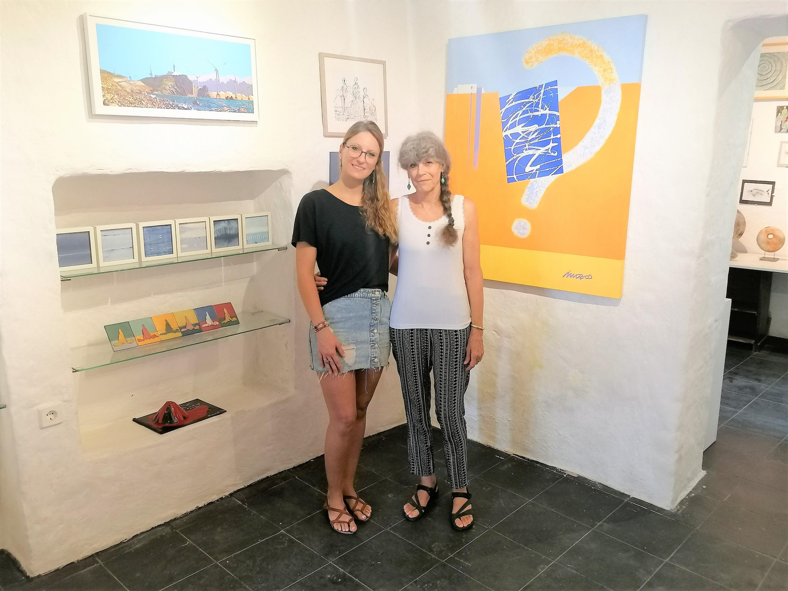 Chloé Van der Mije con Sophie Cuendet en el espacio expositivo ‘L’Atelier Níjar’.