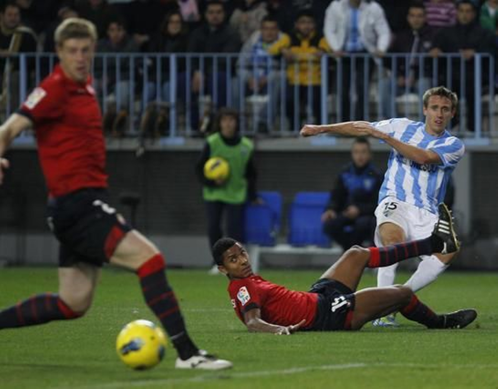 El Málaga remonta a medias ante el Osasuna (1-1). / Sergio Camacho
