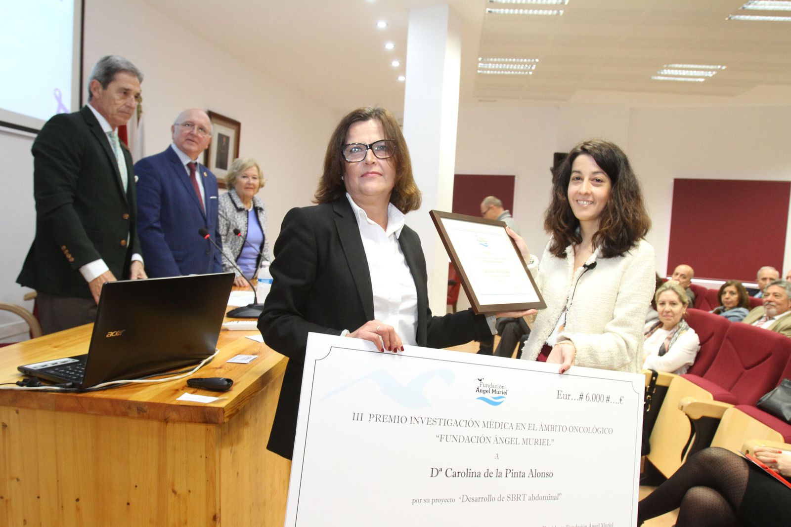 Mar Muriel -izquierda- entrega el premio a Carolina de la Pinta.