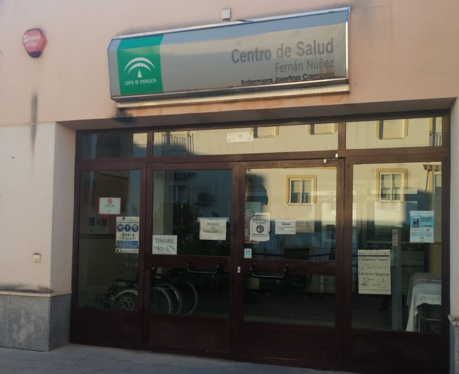 Puertas del centro de salud de Fernán Núñez.