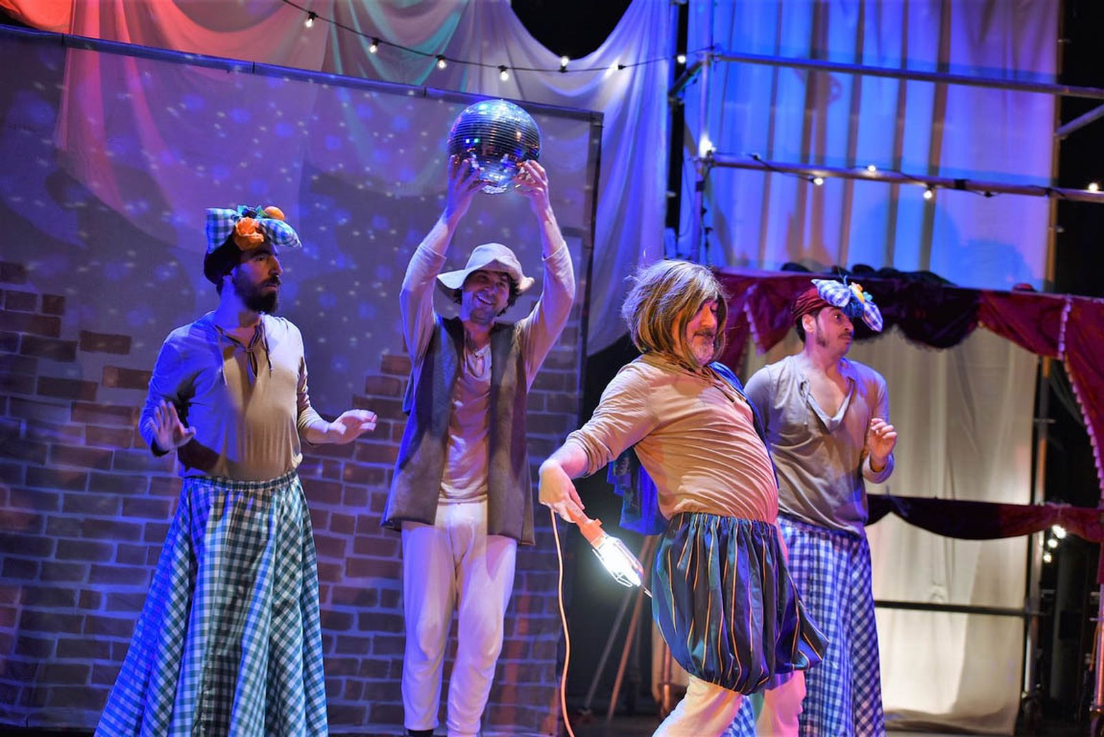 El Apolo se llenó para disfrutar de ‘El Lazarillo de Tormes’.