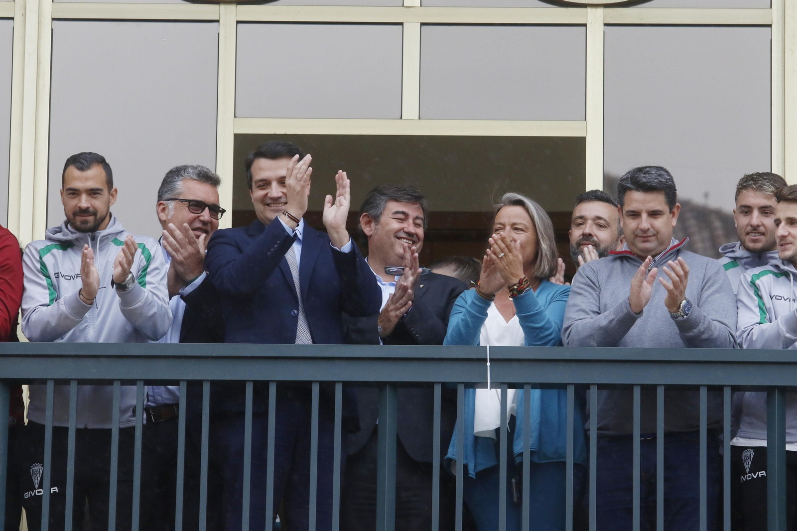 La recepción del Ayuntamiento al Córdoba CF por su ascenso a Primera RFEF, en imágenes