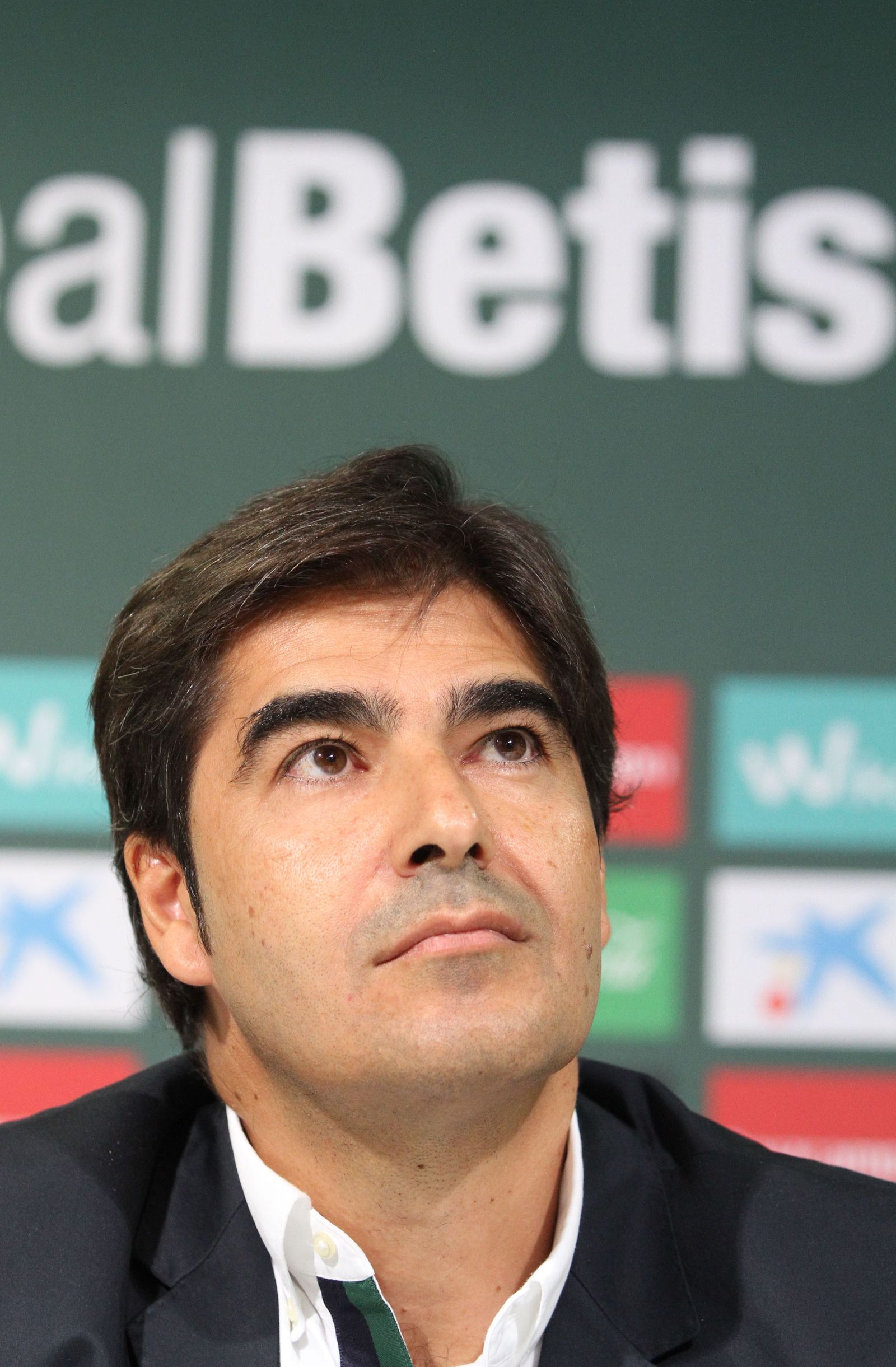 Ángel Haro, presidente del Betis, pensativo durante una rueda de prensa en el estadio Benito Villamarín.