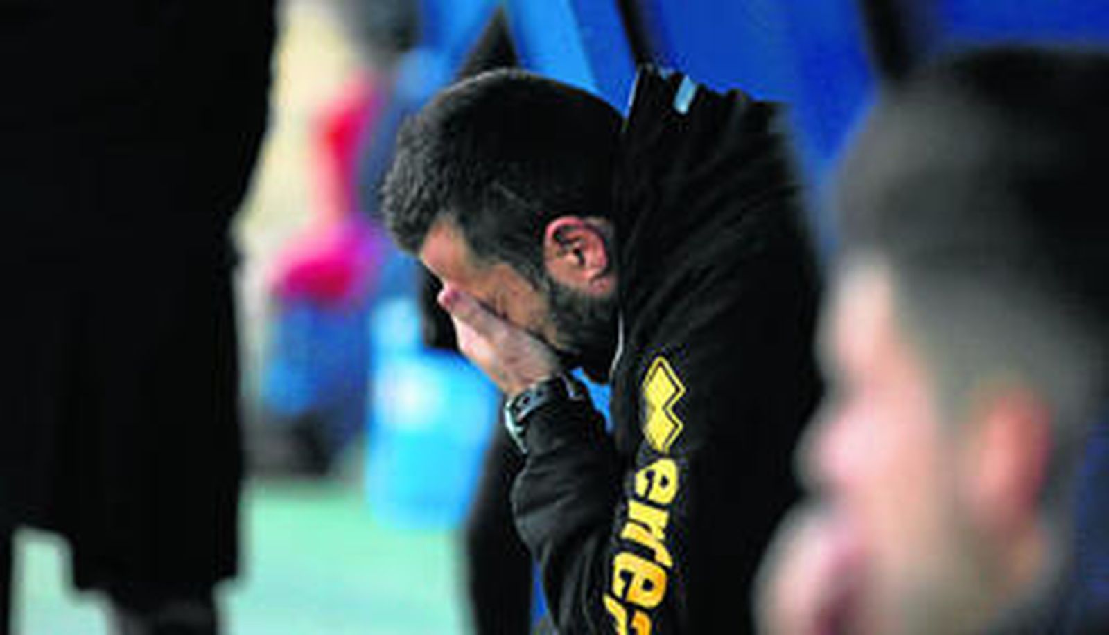 Raúl Agné se tapa la cara con una mano durante uno de los últimos partidos del Cádiz.