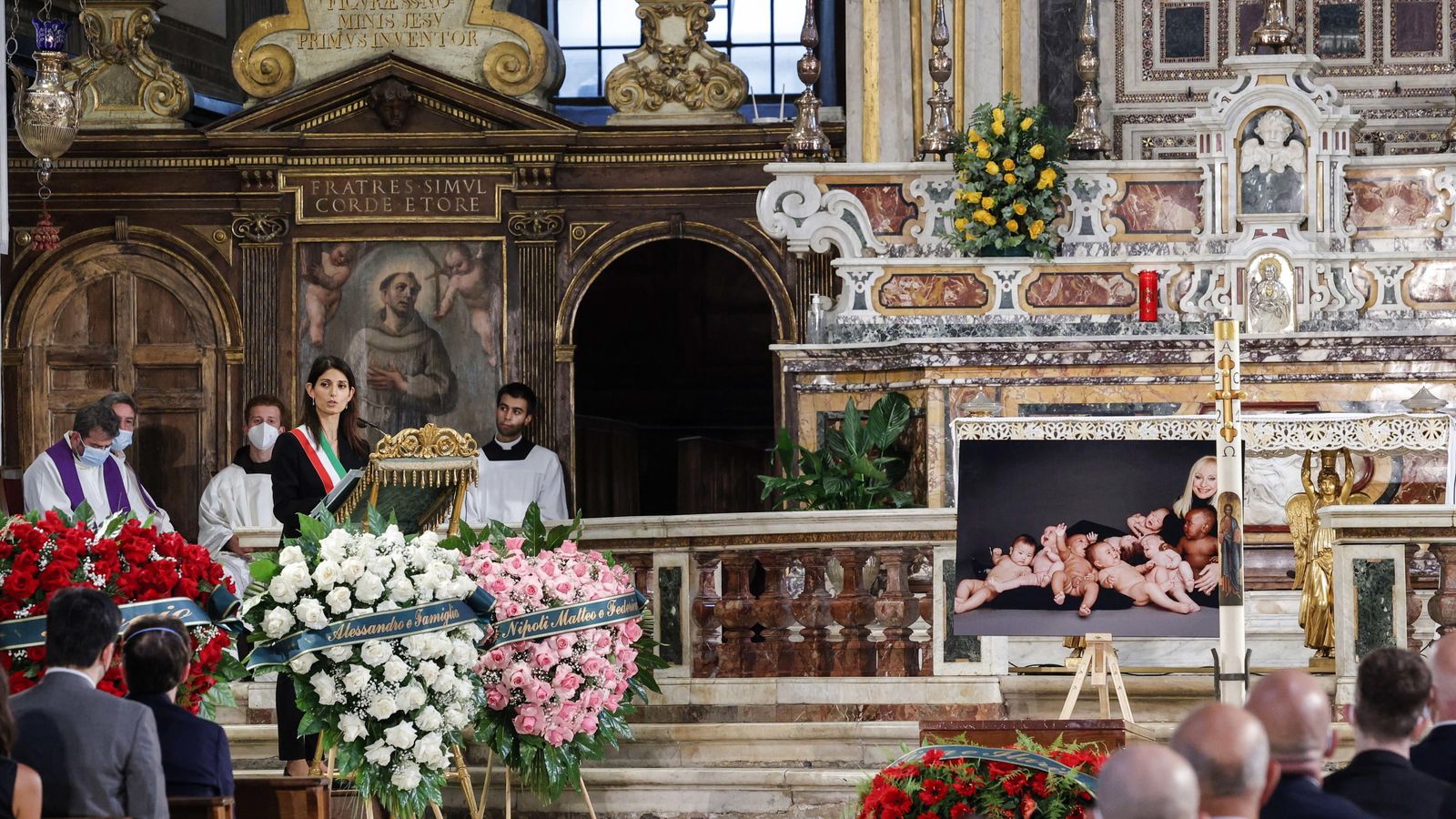 Panorámica de la basílica de Santa María en Aracoeli durante el funeral de Raffaella Carrá.