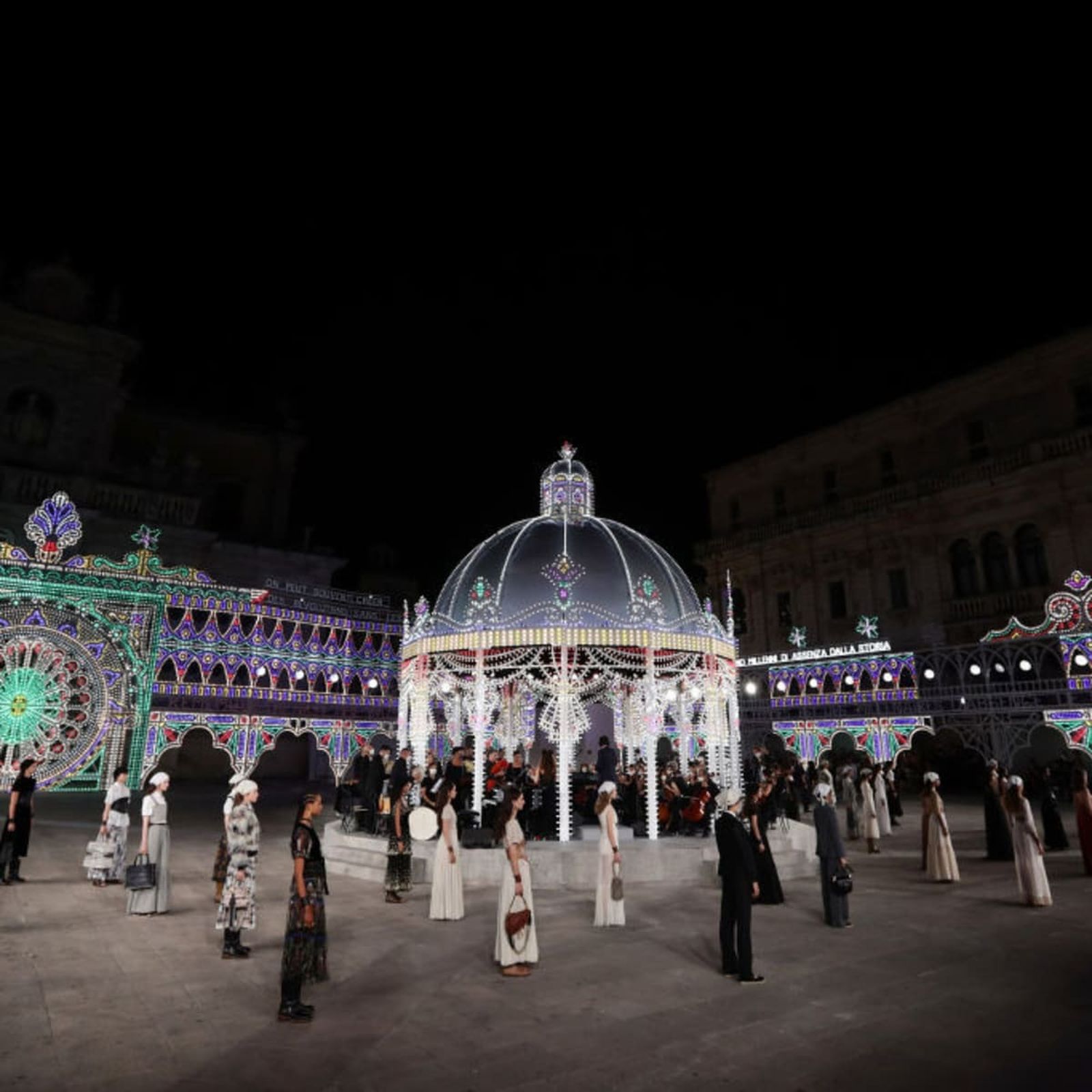 Aspecto del entorno del desfile de este martes 8
