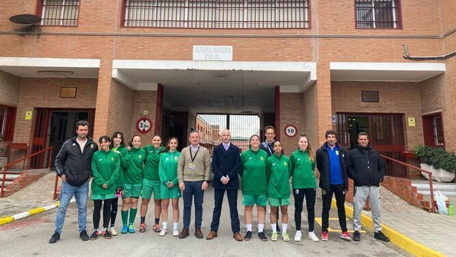 El equipo femenino Safa San Luis, con su entrenador y el director de la prisión en la entrada del centro penitenciario Puerto 2.