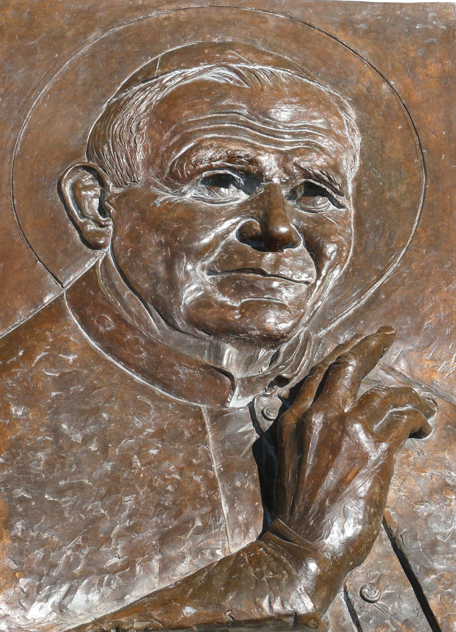 Relieve de San Juan Pablo II a los pies del Monumento a la Inmaculada de Huelva.