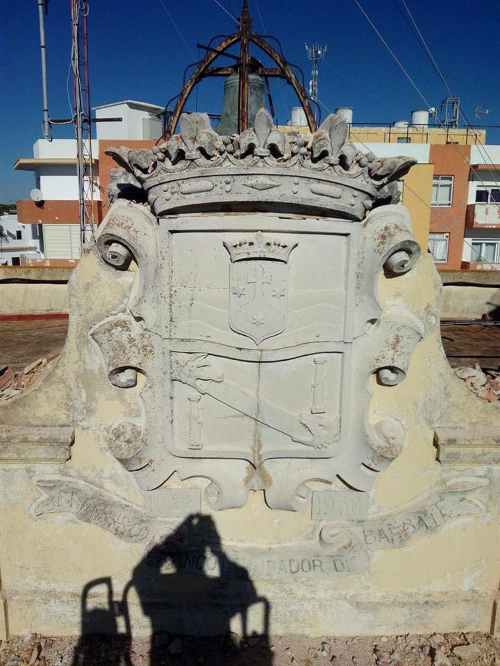 El Consistorio de Barbate se desprende de su escudo