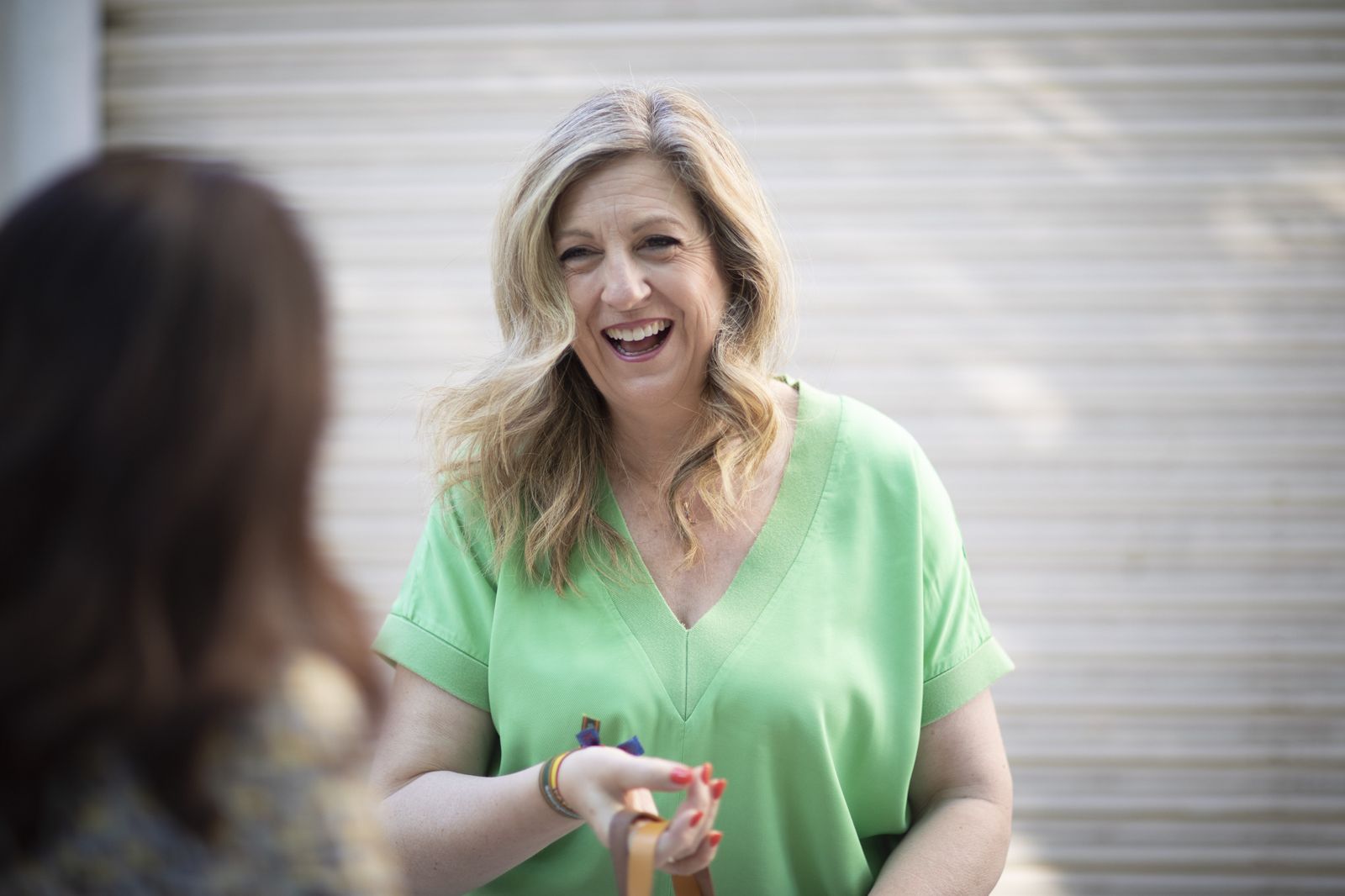 El paseo por el Zaidín con Beatriz Sánchez, candidata de Vox a la Alcaldía de Granada, en imágenes