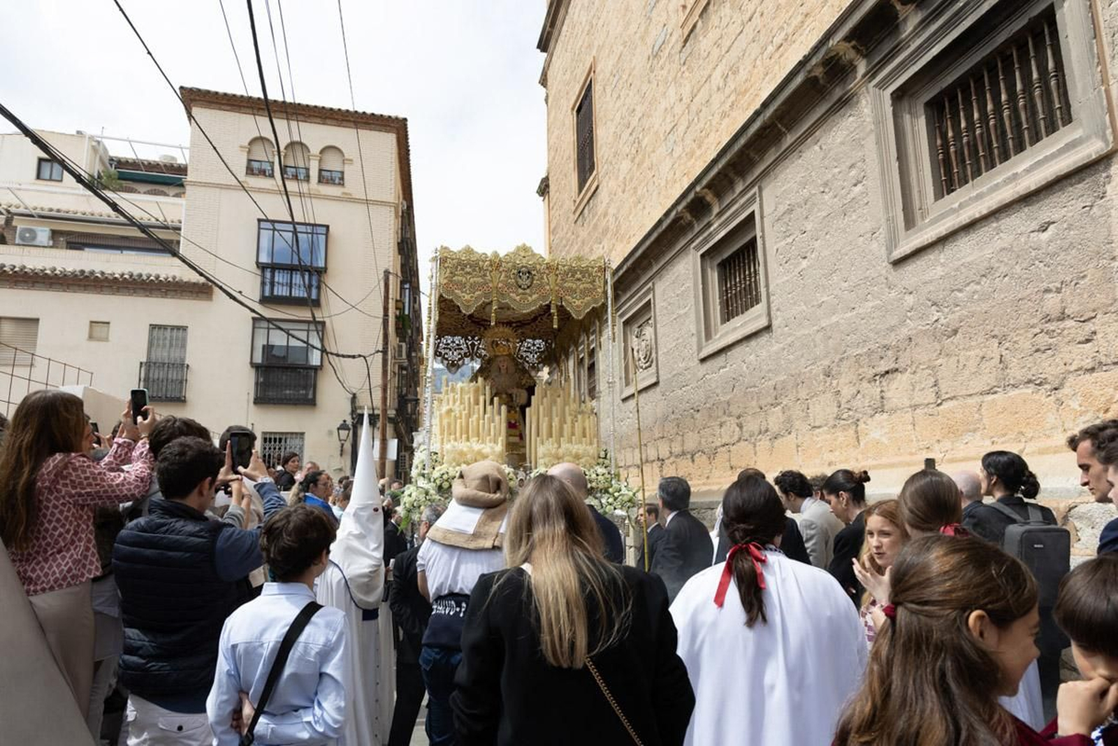 Los jiennenses se echan a la calle para presenciar la primera de las procesiones de la jornada: la Borriquilla (II)