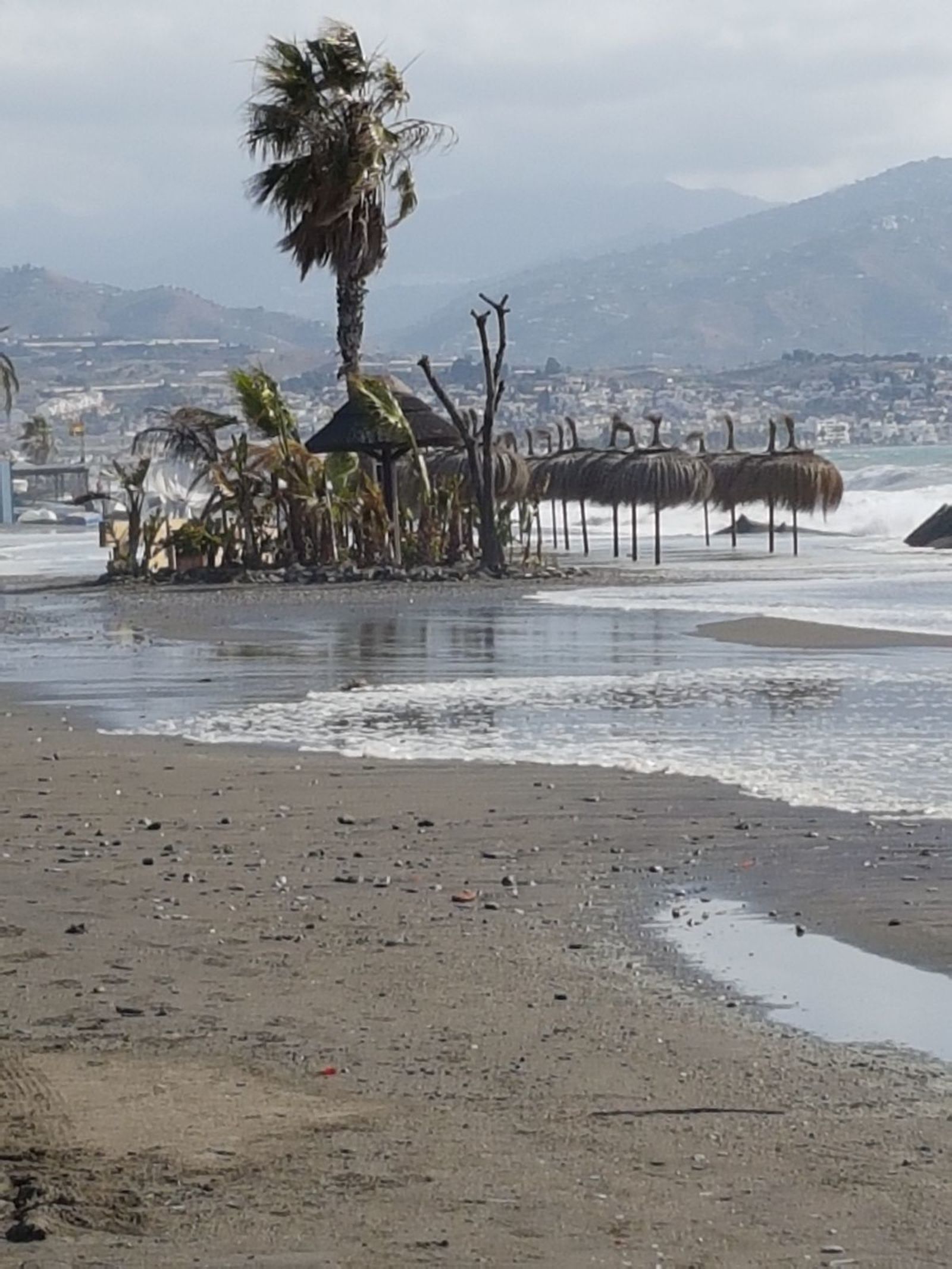 El temporal destroza las playas de la Axarquía