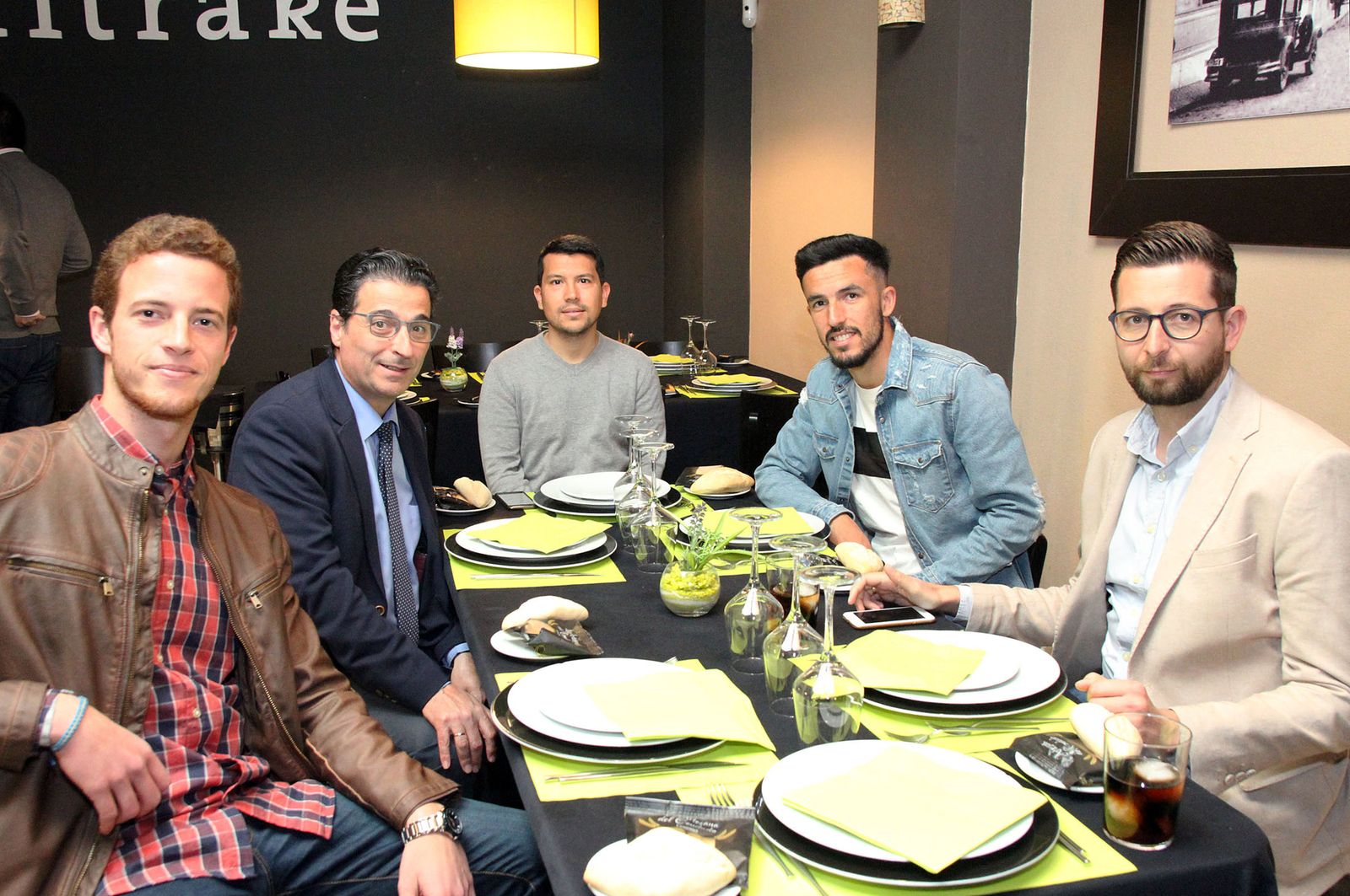 Los asistentes a la ‘Tertulia Deportiva’ de Huelva Información comparten mesa en el Gastrobar Ciquitrake.