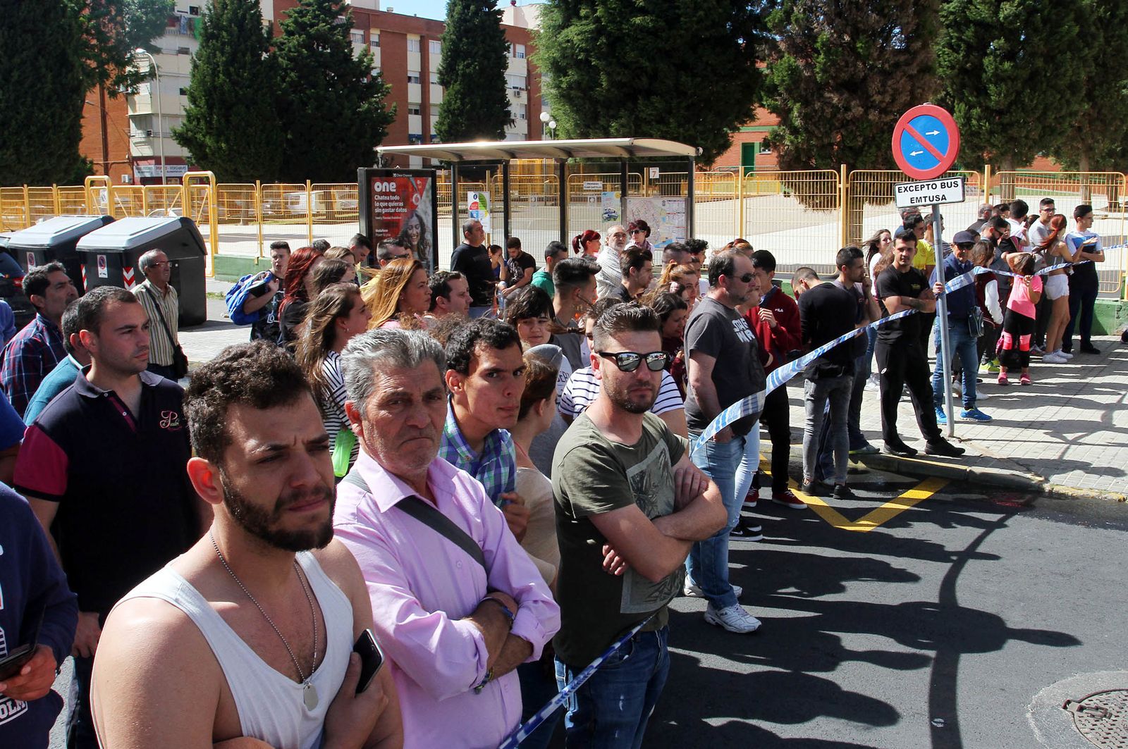 Imágenes del incendio de un bazar en la avenida de Santa Marta.