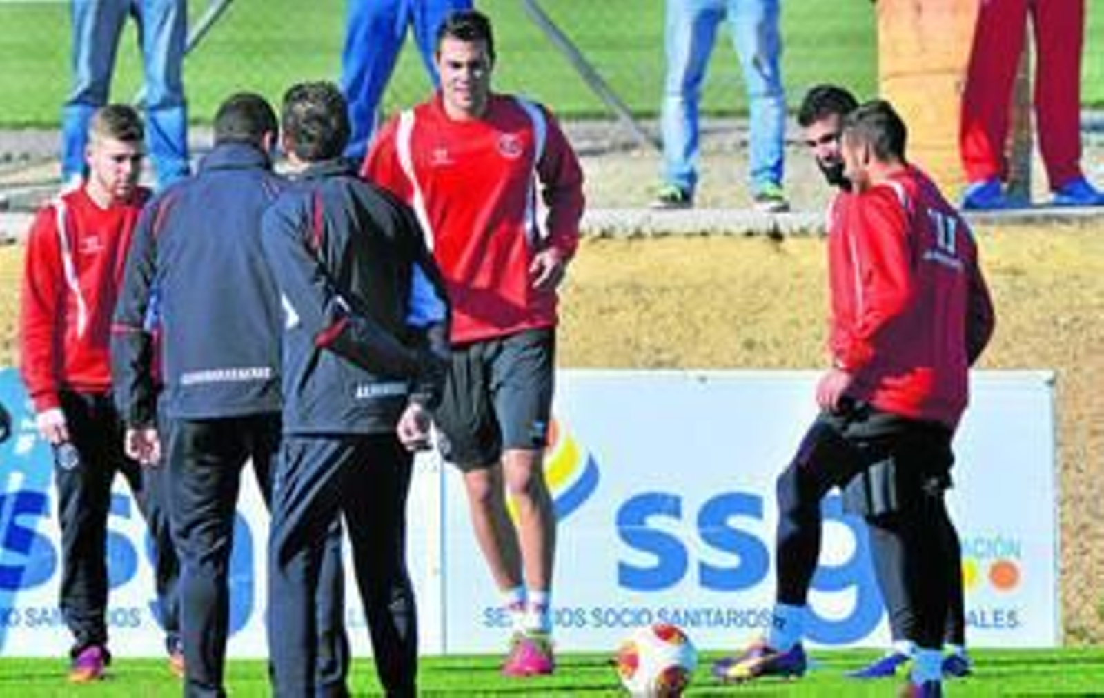 Alberto Moreno, Iborra, Reyes y Diogo, durante un rondo.