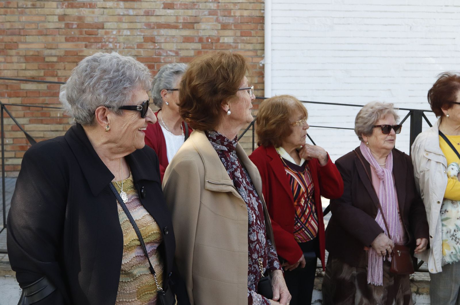 Imágenes del recorrido de la Hermandad de la Redención por las calles de Huelva