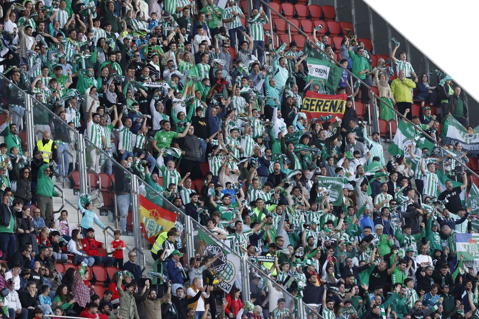 Aficionados del Betis, en las gradas de Son Moix.