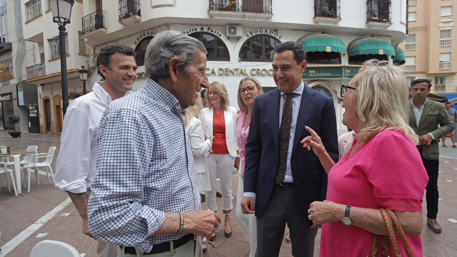 Fotos de la visita de Juanma Moreno a La Línea