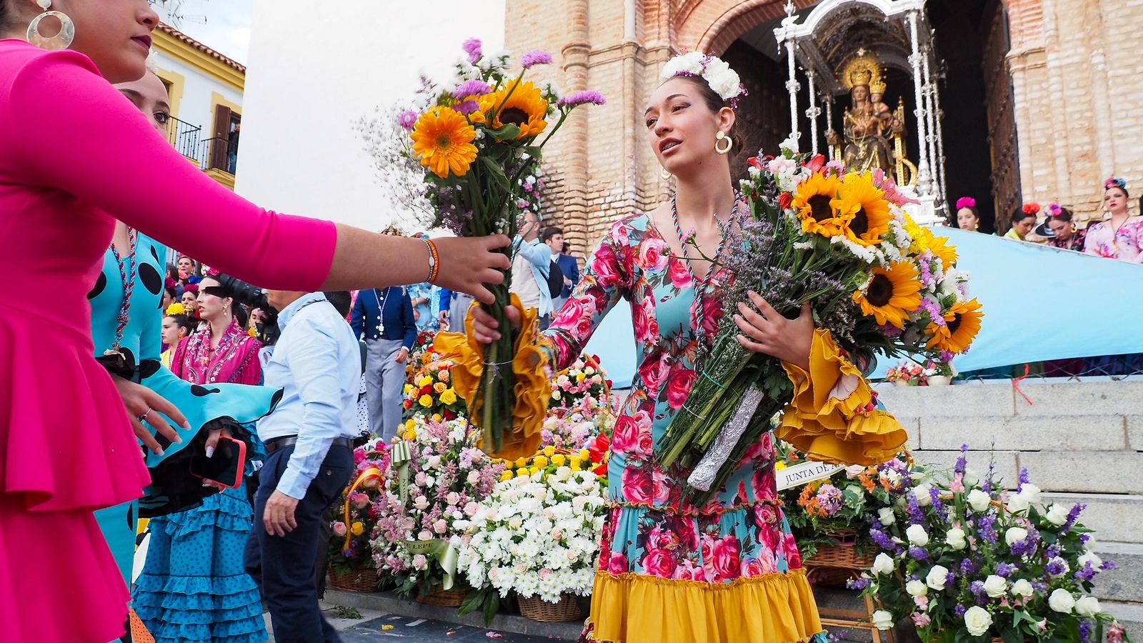 Un momento de la ofrenda floral a la Virgen de la Bella.