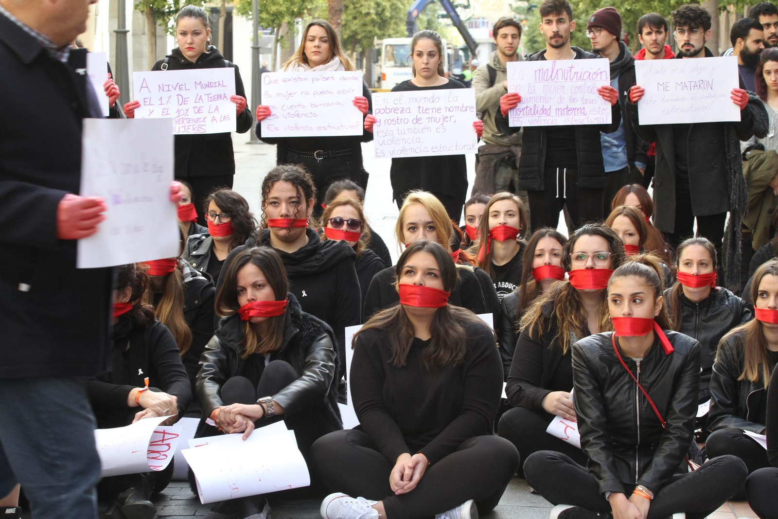 Lectura de manifiesto de violencia contra la mujer