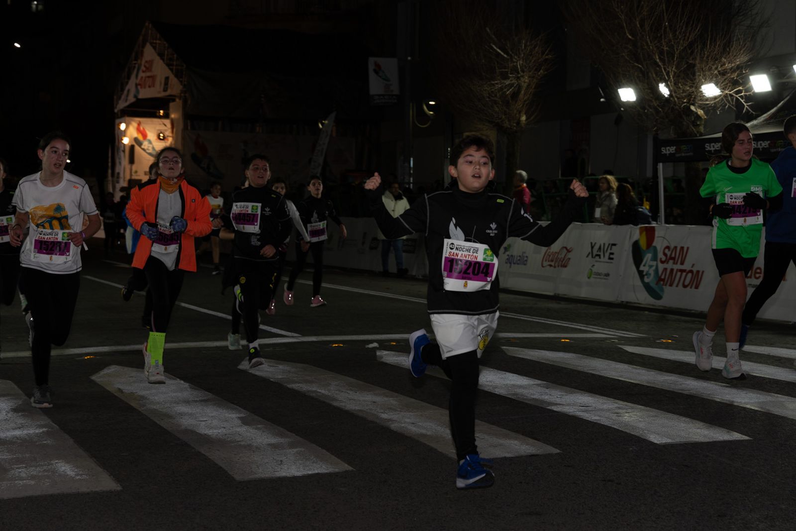 En imágenes: 2.000 atletas brillan con luz propia en la infantil de la Carrera de San Antón 2026