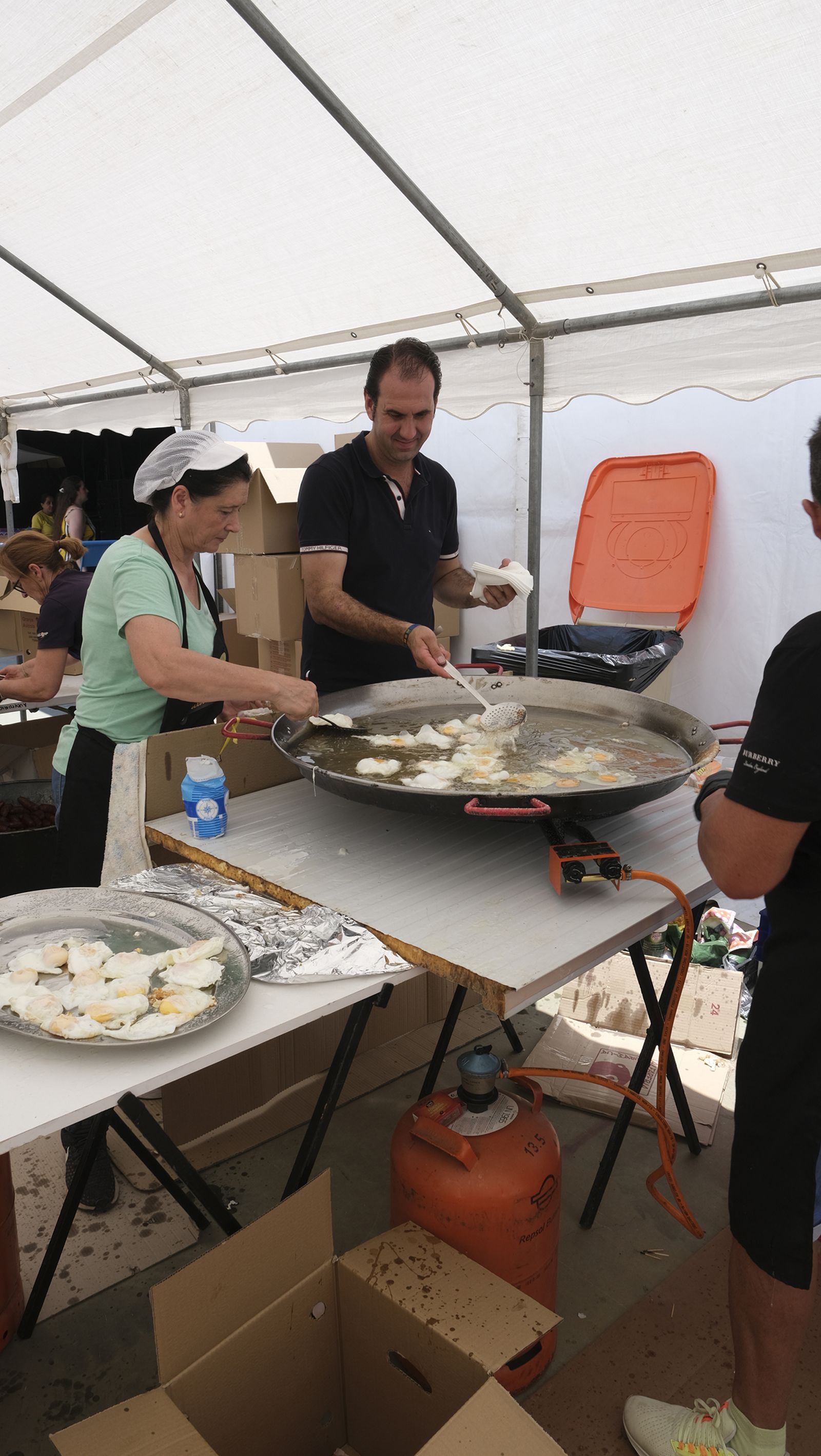 Imágenes de la degustación de huevos fritos con chorizo, en las Fiestas de Santa María del Águila