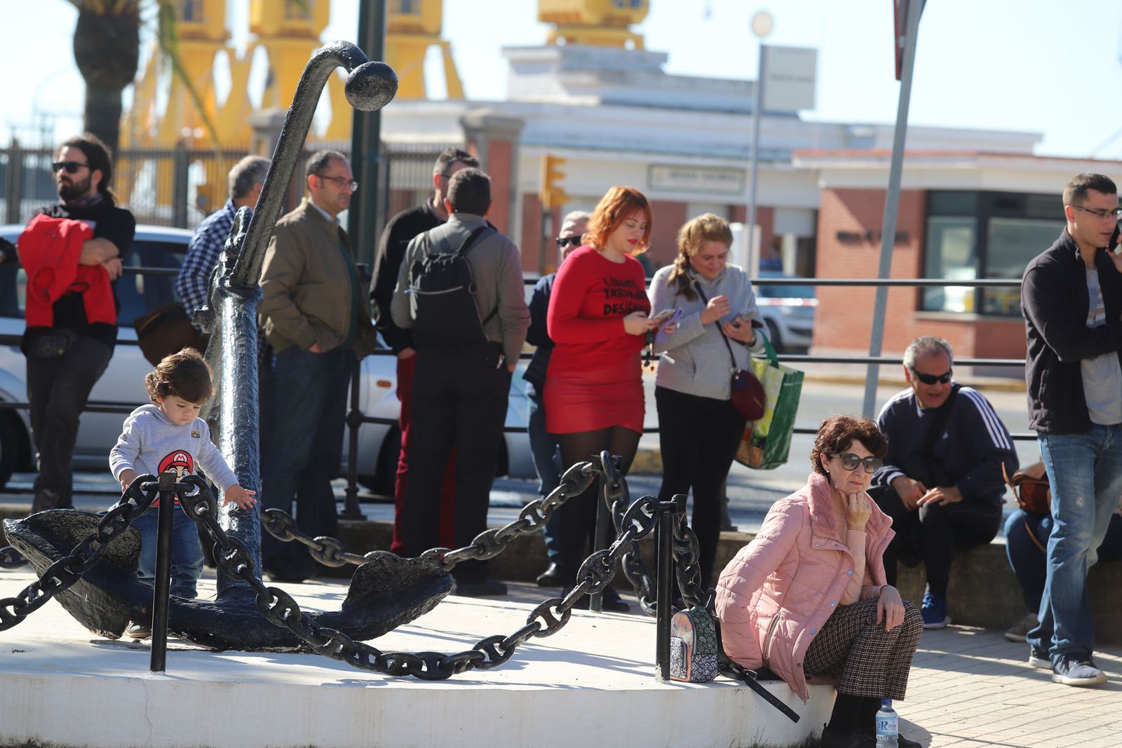 Imágenes de las largas colas para recoger las invitaciones para visitar el submarino Tramontana