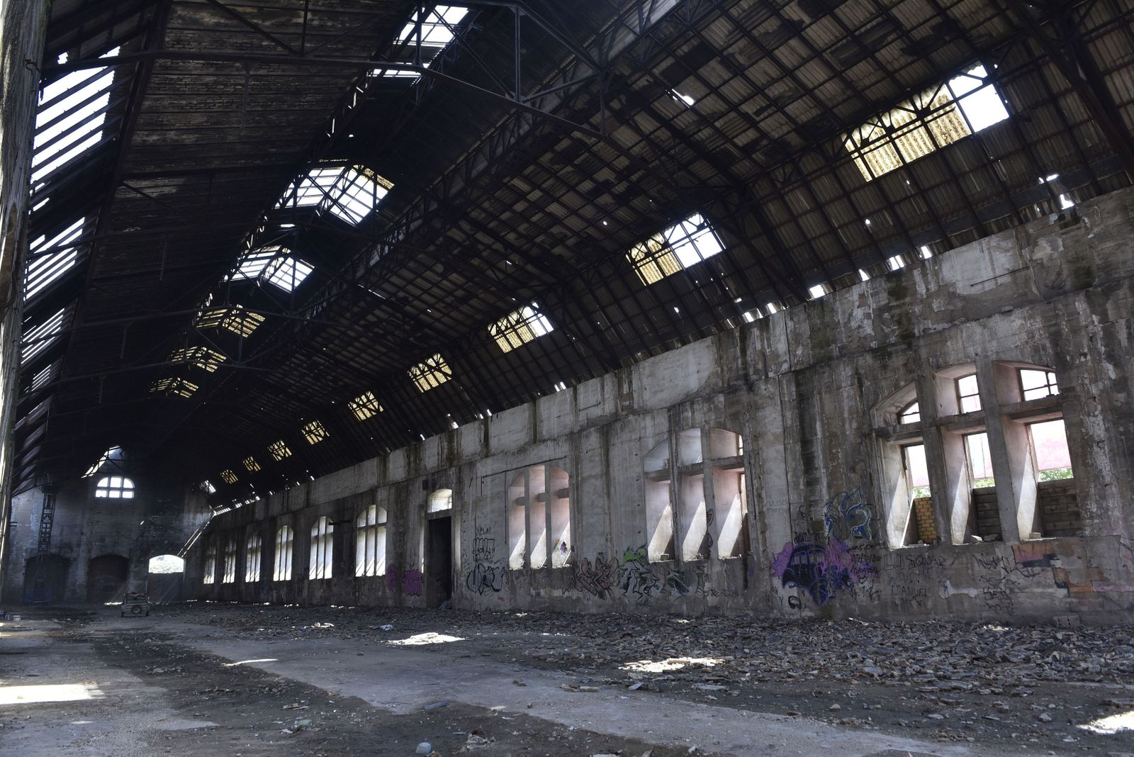 Interior de las antiguas naves de Renfe en San Jerónimo, donde se desarrollará uno de los proyectos.