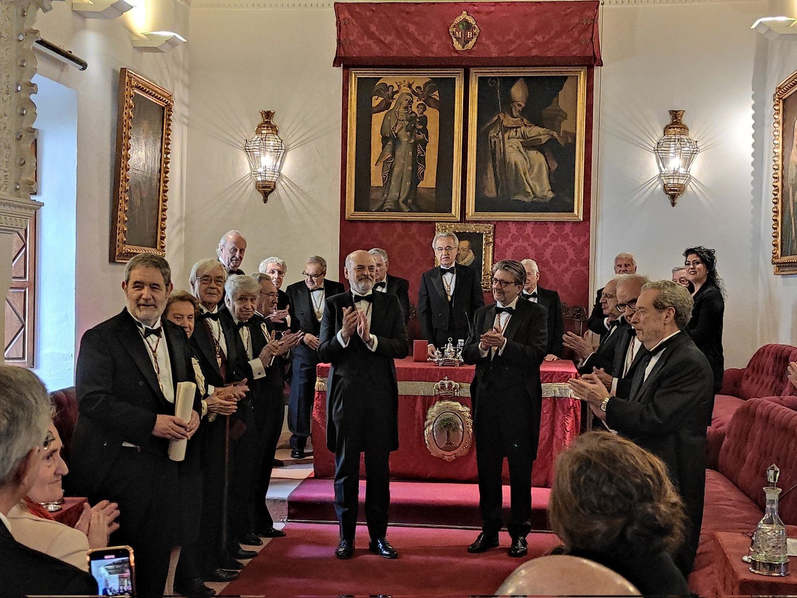 El catedrático de Historia de América Pablo Pérez-Mallaína, primero por la izquierda, ingresa en la Academia de Buenas Letras.