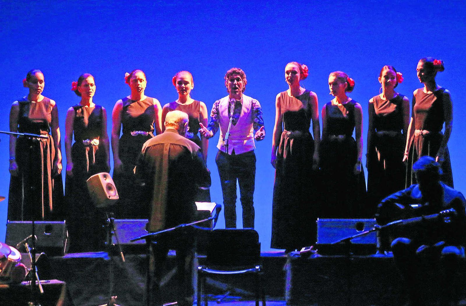 El onubense Arcángel y su coro de voces búlgaras en la escena del Gran Teatro Falla de Cádiz.