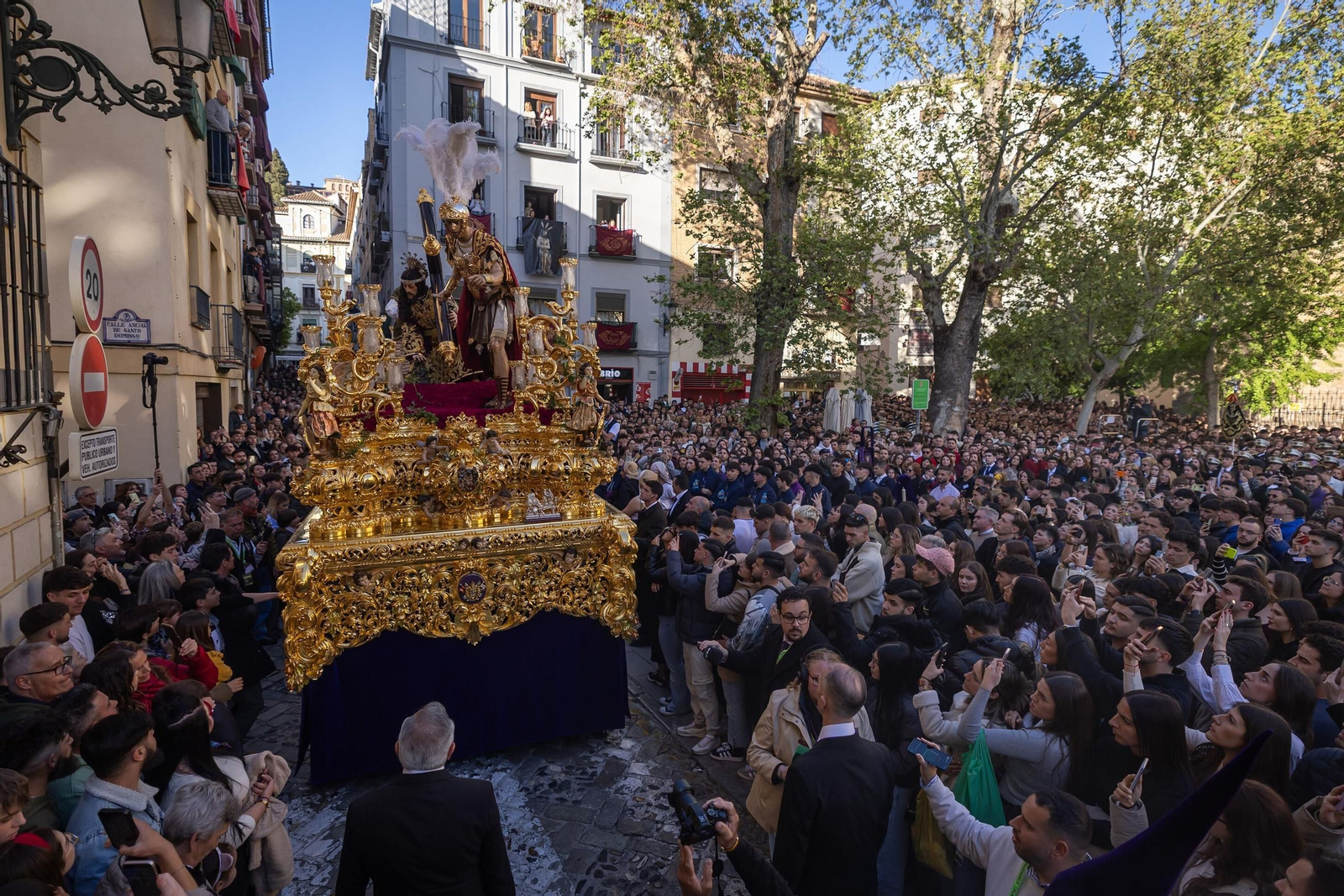 Así vivió granada la salida de la Hermandad del Rosario 2025