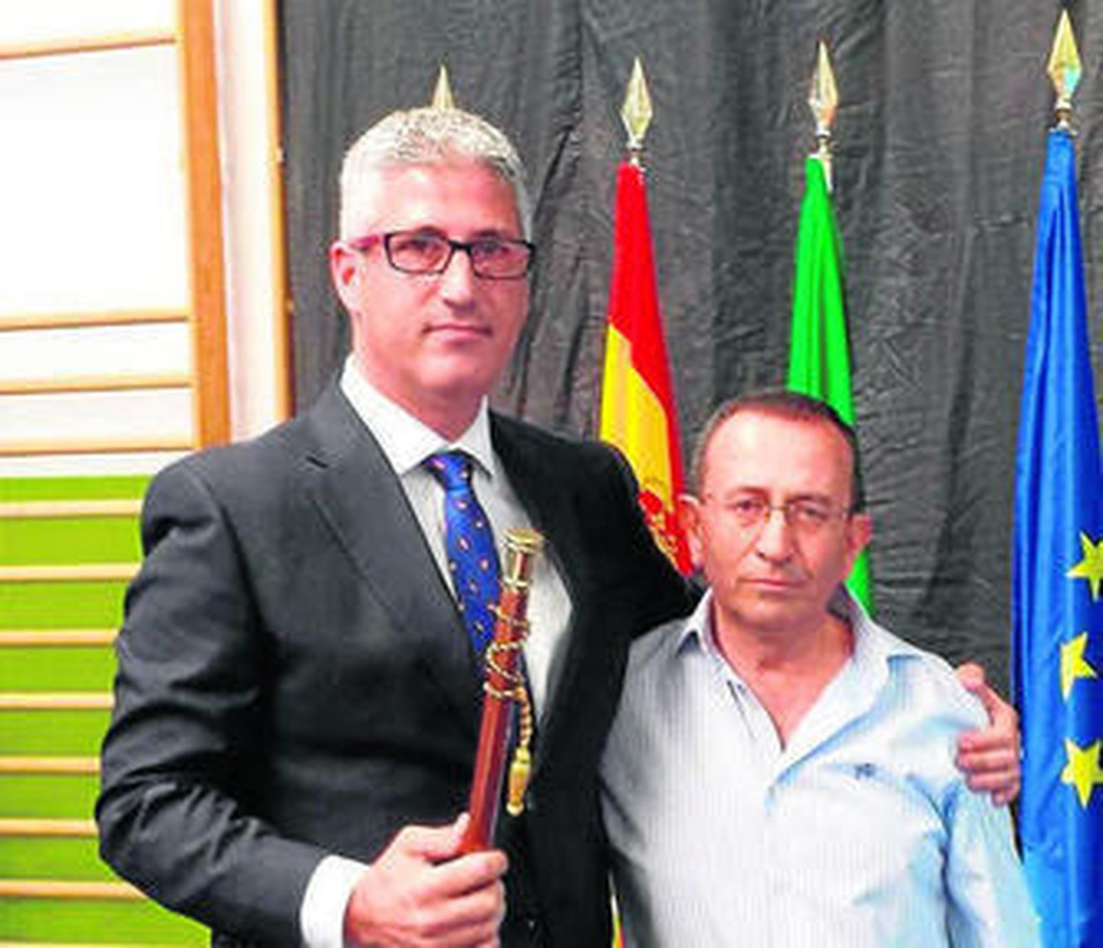 Ismael Torres posa con el bastón de mando junto a Amador Andrés (VHA).
