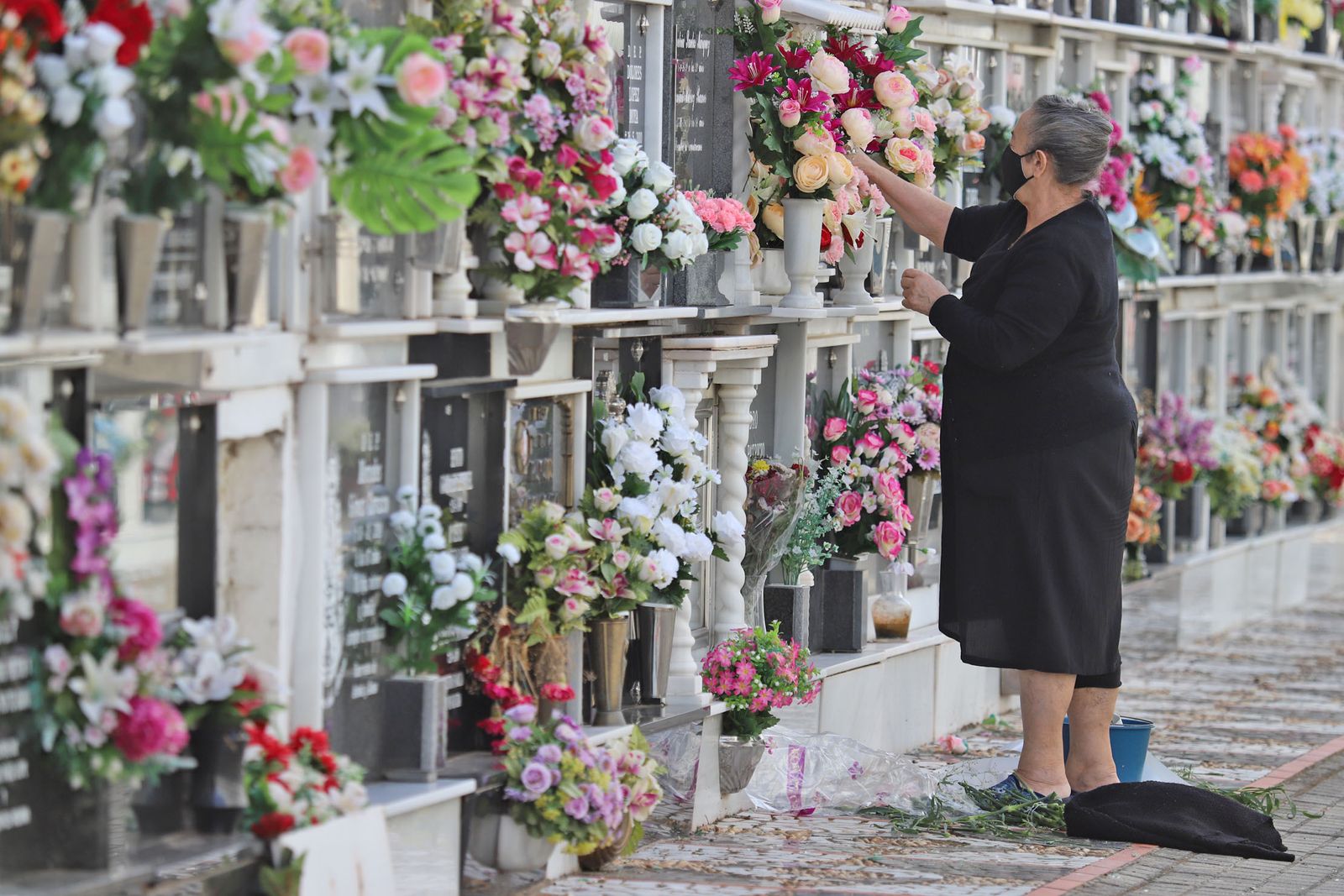 Imágenes de los preparativos en el cementerio de Huelva con motivo de la festividad de Todos los Santos