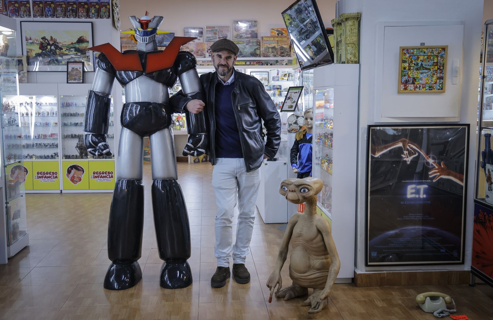Jesús Cansino, entre Mazinger Z y E.T., en el museo del juguete vintage de Osuna.
