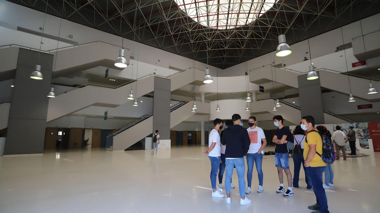 Un grupo de alumnos con sus mascarillas en las instalaciones de la UHU. Un grupo de alumnos con sus mascarillas en las instalaciones de la UHU.