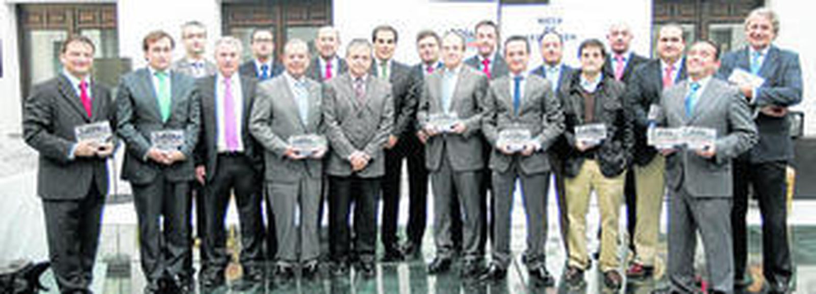 Foto de familia de las empresas participantes en la primera edición de '12 Ideas de Futuro' que organiza 'El Día'.