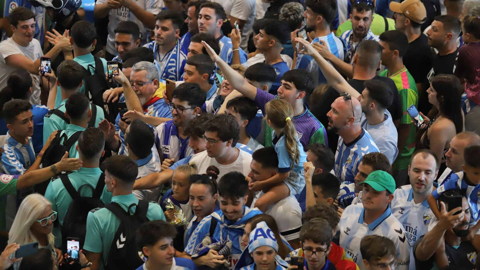 Las fotos de la afición despidiendo al Málaga en el aeropuerto antes de ir a Tarragona